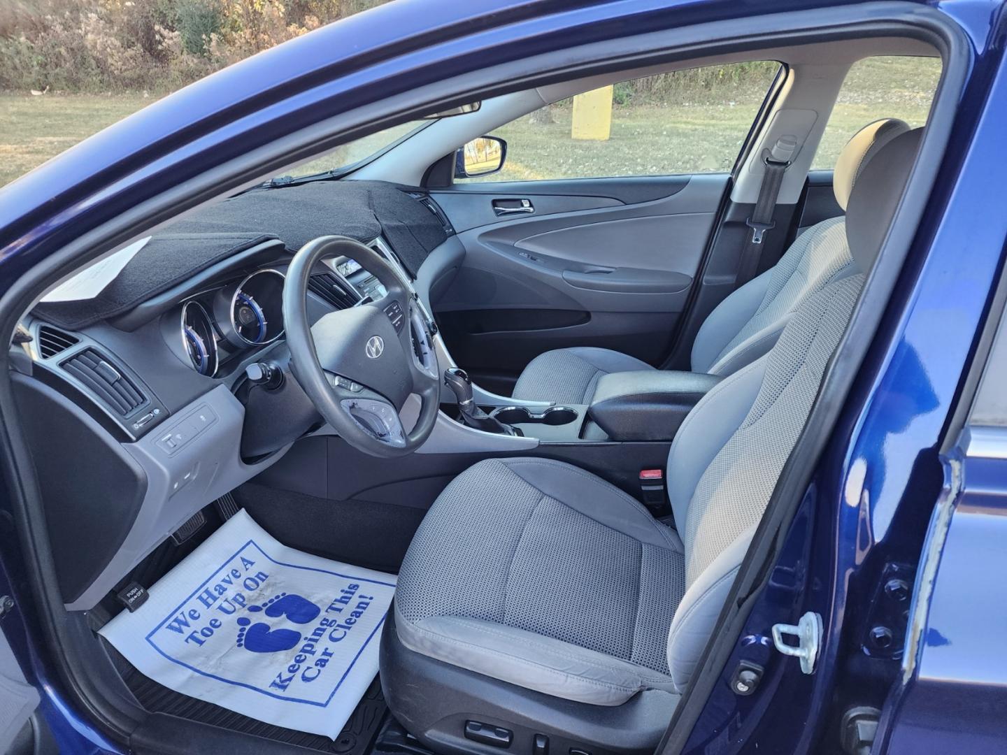 2011 Blue /Gray Hyundai Sonata GLS Auto (5NPEB4AC6BH) with an 2.4L L4 DOHC 16V engine, 5-Speed Automatic transmission, located at 1221 Madison St., Shelbyville, TN, 37160, (931) 680-9439, 0.000000, 0.000000 - Photo#4